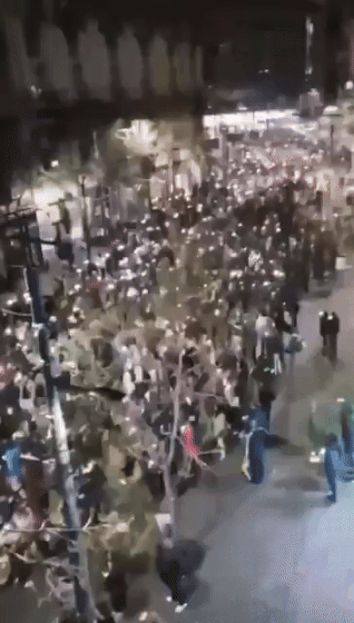 15일(현지시간) 동유럽 발칸반도 국가인 세르비아의 수도 베오그라드에서 수십만명이 운집한 가운데 대규모 반정부 불빛시위가 열렸다. 이날 시위대는 작년 기차역 캐노피 붕괴사고로 숨진 15명을 추모하며 묵념했는데, 갑자기 정체모를 소음과 함께 시위대 한편에서 날카로운 비명이 일었고 공포에 질린 시민들은 혼비백산했다. 2025.3.16 엑스