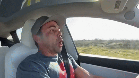 마크 로버가 가짜 벽을 세운 후 오토파일럿 기능을 활성화환 테슬라 차량을 몰고 가는 모습 (영상=마크 로버 유튜브)