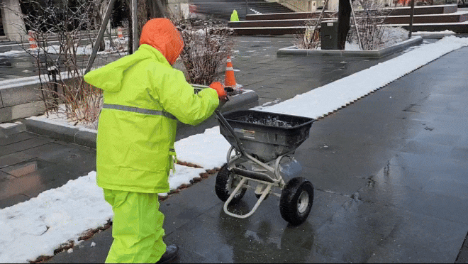 이모(68)씨가 18일 광화문광장에서 염화칼슘을 뿌리고 있다. /김관래 기자
