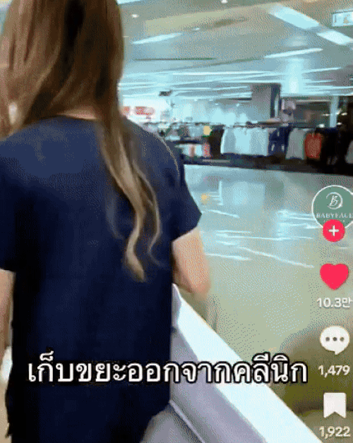 배우 김수현이 故김새론과 미성년자 시절 교제했다는 의혹이 불거진 가운데 동남아시아 등 해외 팬들이 김수현의 입간판을 철거하거나 사진을 뜯는 영상을 올리며 불만을 표출하고 있다. 영상은 사회관계망서비스(SNS) 캡처. [영상=틱톡, X@SobangToe]