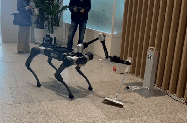 레인보우로보틱스 RBQ-10가 19일 삼성전자 주주총회장에서 빗자루질을 하고 있다. (사진=지디넷코리아)