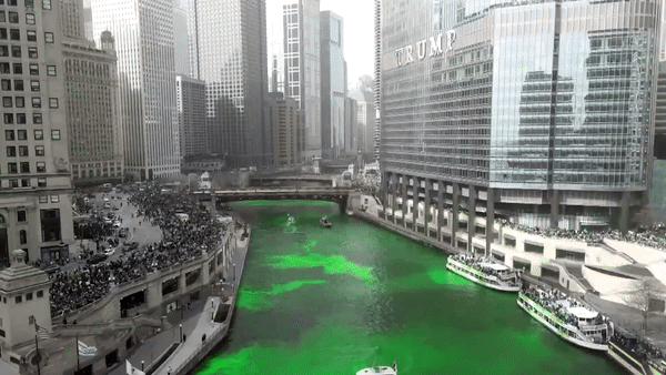 15일(현지시간) 미국 일리노이주 ‘트럼프 인터내셔널 호텔 앤드 타워’ 앞 시카고강이 ‘성 패트릭의 날’(St. Patrick‘s Day)을 맞아 초록색으로 바뀌어 있다. 2025.3.15 엑스