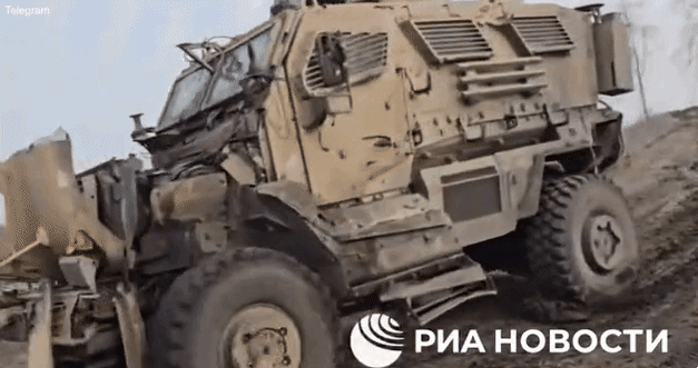러시아군이 쿠르스크 전선에서 포획한 미국산 장갑차를 견인하고 있다. 텔레그램 캡처