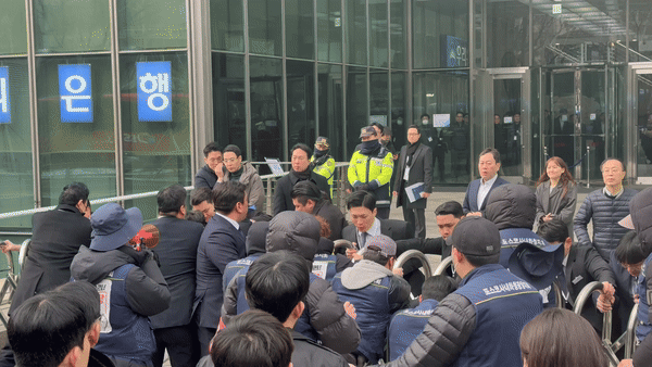 포스코센터 입구에서 노조원과 안전요원들의 몸싸움이 벌어졌다./영상=백유진 기자 byj@