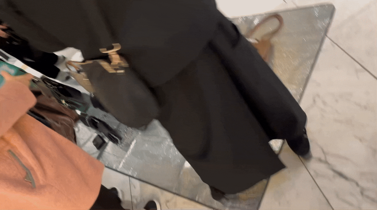 20일 오후 1시 20분쯤 고속터미널역 지하상가 앞에는 '번개 짝퉁 판매'가 열렸다. 10여 명의 사람이 돗자리 주위로 몰려 들어서 가방을 만져보고 있다. /김정은 기자