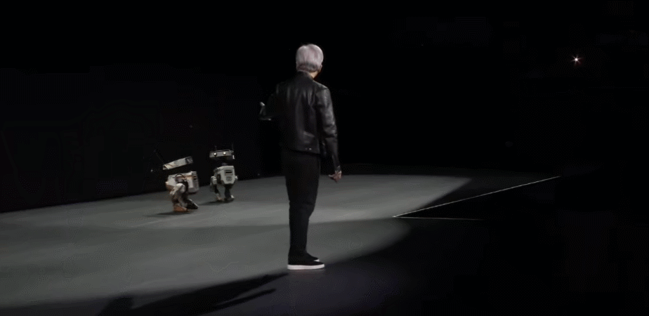 젠슨황 엔비디아 CEO가 지난 18일(현지시간) 미국 캘리포니아주 새너제이에서 열린 'GTC 2025' 기조연설 무대에서 로봇 블루를 부르고 있다. [사진=유튜브 채널 'NVIDIA' 캡처]