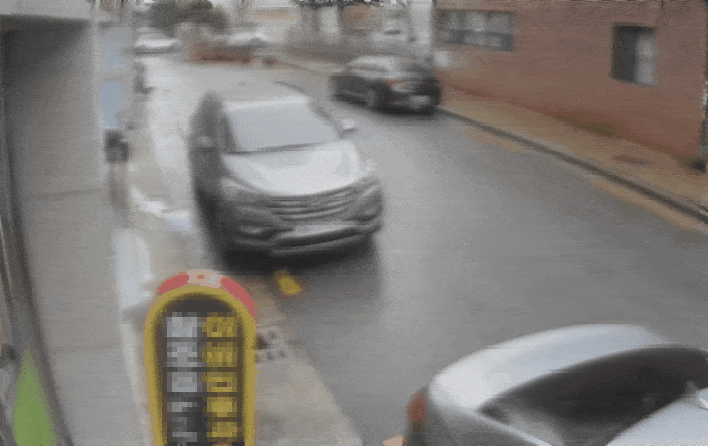 A씨가 깨진 하수구 뚜껑에 발이 걸려 넘어지는 모습. 남편과 병원 직원들이 달려 나와 A씨를 살피고 있다. /사진=인스타그램 갈무리