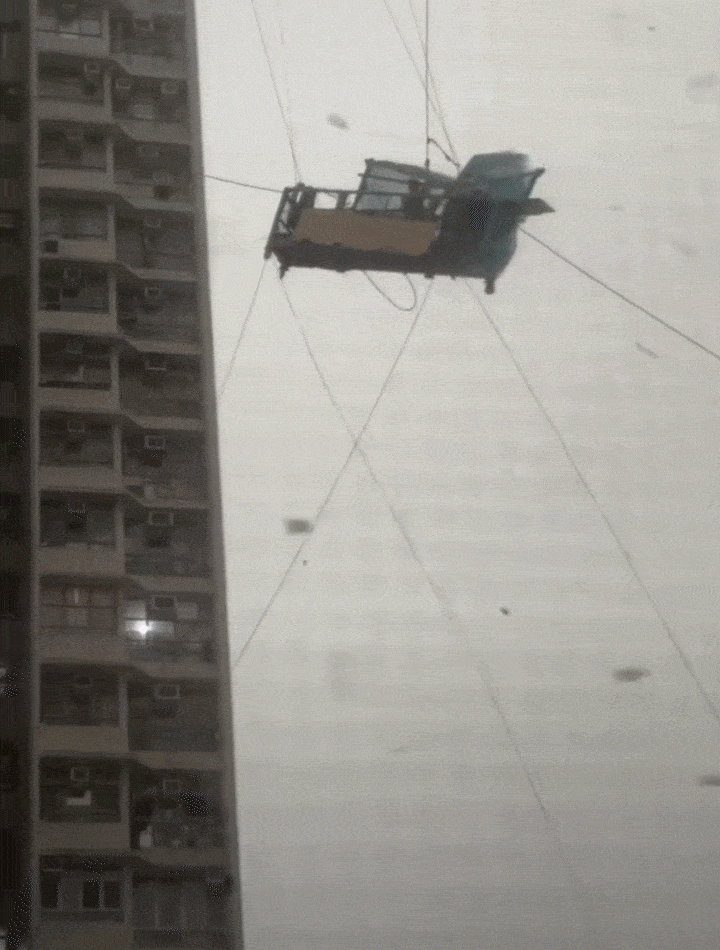 [서울=뉴시스] 건설노동자가 탑승한 작업용 곤돌라가 돌풍에 의해 심하게 흔들리고 있다.(사진=SCMP)  *재판매 및 DB 금지