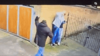 [서울=뉴시스] 지난 18일(현지시각) 검은색 패딩 점퍼와 청바지를 입은 마부가 골목 구석에 웅크린 두 관광객을 향해 채찍을 휘두르는 영상이 엑스(X·옛 트위터) 및 소셜미디어(SNS)에 공개됐다. (사진= 엑스 캡처 ) 2025.03.20. photo@newsis.com *재판매 및 DB 금지