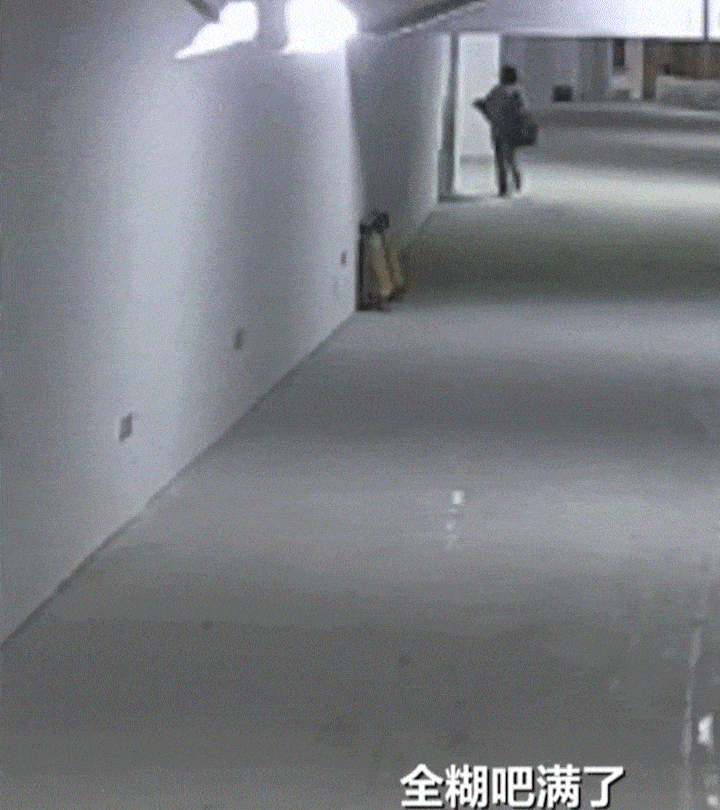 [서울=뉴시스] 한 여성이 고급 주택에 광고 도장을 찍고 있다. (사진=텐센트)  *재판매 및 DB 금지