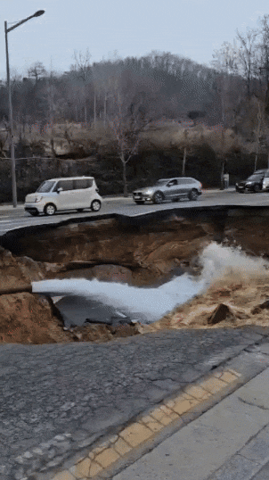 24일 오후 6시29분쯤 서울 강동구 명일동 대명초교입구 사거리 인근에서 싱크홀이 발생했다. /인터넷 캡처