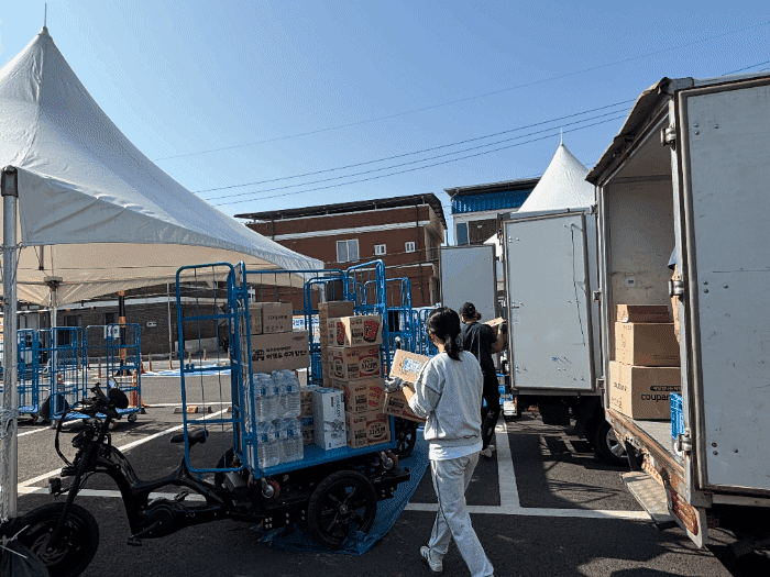 이번 통합실증에서는 실제 운영 중인 김천 시내 공영 주차장(자산동)을 주요 거점으로 택배 트럭에서 택배 물품을 화물용 전기자전거에 옮겨 싣고 인근 단독주택, 빌라, 전통시장 등 다양한 배송지로 최종 배송을 수행했다.