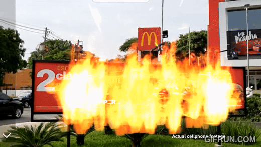 맥도날드 광고판을 증강현실(AR)로 불태워버리는 버거킹 광고.