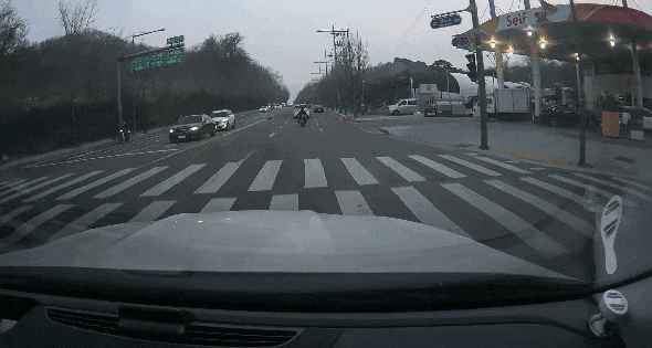 24일 서울 강동구 명일동 한영외고 앞 도로에서 발생한 싱크홀에 오토바이가 그대로 추락하는 모습 /더불어민주당 양부남 의원실