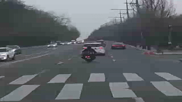 영상은 대형 싱크홀로 빨려 들어가는 오토바이의 모습. /영상=유튜브 캡처