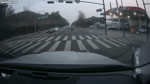 24일 강동구 명일동 대형 싱크홀 사고로 오토바이 운전자 1명이 매몰된 가운데 사고 당시 후속 차량 블랙박스에 찍힌 영상. [온라인 커뮤니티 갈무리]