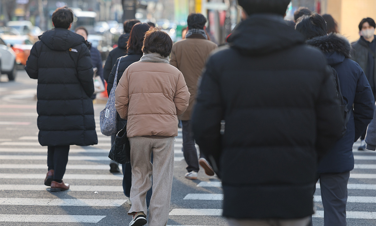 지난 19일 서울 종로구 광화문네거리에서 시민들이 발걸음을 재촉하고 있다. 연합뉴스