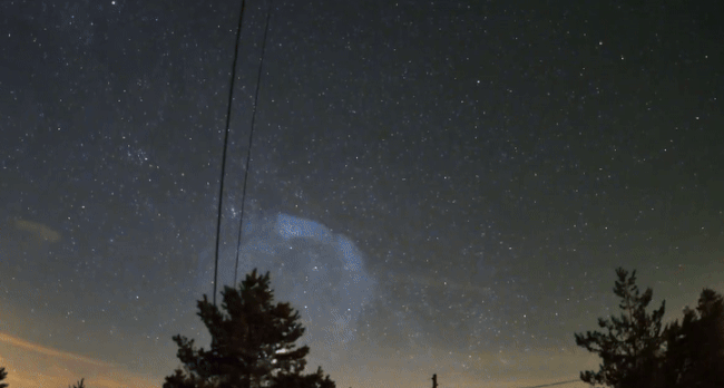 지난 24일(현지 시각) 크로아티아 상공에서 목격된 푸른색 나선형 빛. 스페이스X 팰컨9 발사과정에서 연료 방출로 인해 나타난 것으로 추정된다. 사진=엑스 캡처