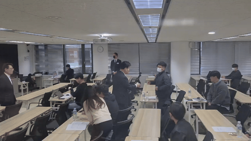 백종원 더본코리아 대표가 28일 주총 참석자들과 일일이 인사하고 있다. / 박수림 한경닷컴 기자