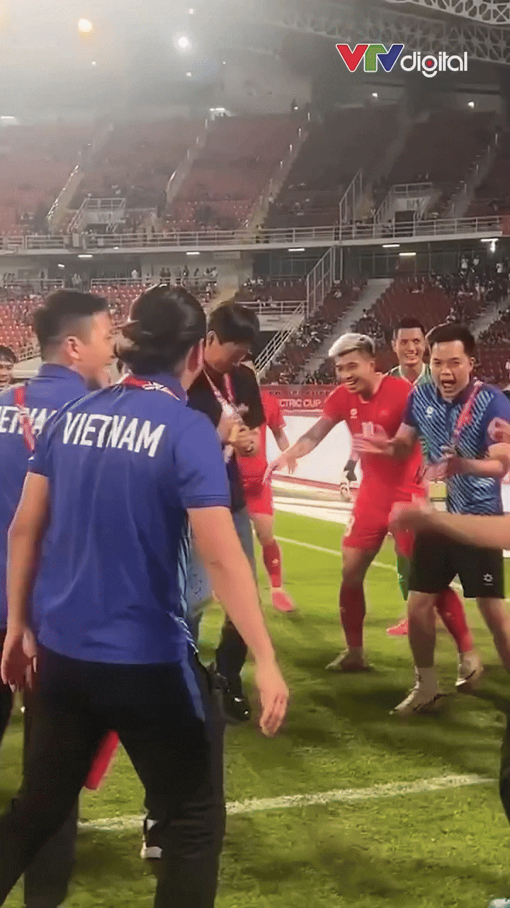 미쓰비시컵 우승 후, 선수들과 코치진의 박수를 받으며 춤을 추는 김상식 감독. 현지 언론들은 "그의 열정과 유대감을 상징한다"고 말했다. /VTV디지털