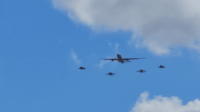 F-35와 F-18 편대가 공중급유기를 호위하며 비행하고 있다. /박성우 기자