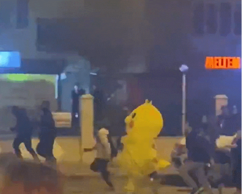 최근 튀르키예 남부 안탈리아 지역에서 벌어진 반정부 집회 도중 피카츄 의상을 입은 한 참가자가 시위대와 함께 진압 경찰을 피해 도망치고 있다. 27일 사회관계망서비스에 게시된 영상이다. 이스마일 코체로글루 인스타그램 계정 캡처