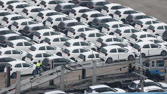 지난 12일 오후 경기 평택시 포승읍 평택항 수출 야적장에 차량이 주차되어 있는 모습. 뉴스1