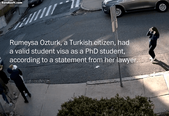 터프츠대 박사과정에 있는 뤼메이사 외즈튀르크가 지난 25일(현지시간) 오후 미 길거리 한복판에서 미 국토안보부(HS) 소속 요원들에게 체포되는 모습. 영상을 보면 후드와 복면을 걸친 DHS 요원들이 하나둘 외즈튀르크에게 접근하고 있다.  [SNS 캡처]