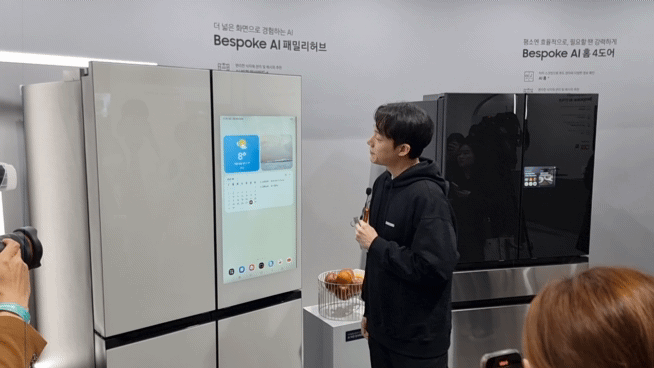 [서울=뉴시스] 이지용 기자 = 삼성전자 도슨트가 비스포크 AI 냉장고에 "냉장고 문 열어줘"라고 말하자 자동으로 문이 열리는 모습. 2025.03.28. leejy5223@newsis.com *재판매 및 DB 금지