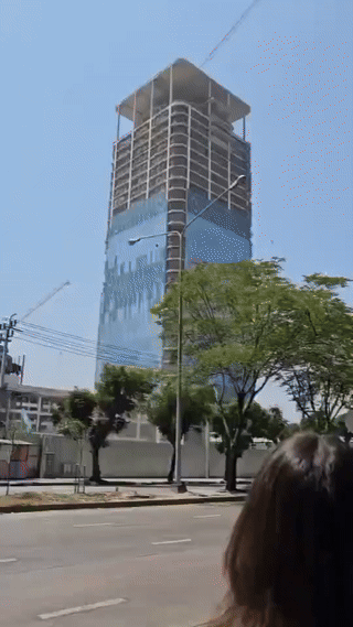 28일 미얀마 중부를 강타한 지진 여파로 태국 방콕 짜뚜짝 시장 인근에 건설 중이던 33층짜리 감사원 청사 건물이 순식간에 무너져내렸다. 엑스 캡처