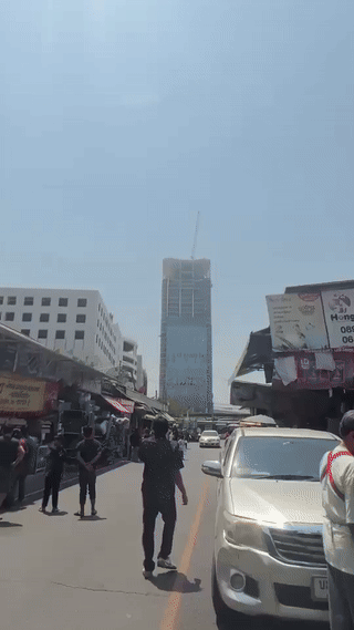 28일 미얀마 중부를 강타한 지진 여파로 태국 방콕 짜뚜짝 시장 인근에 건설 중이던 33층짜리 감사원 청사 건물이 순식간에 무너져내렸다. 엑스 캡처