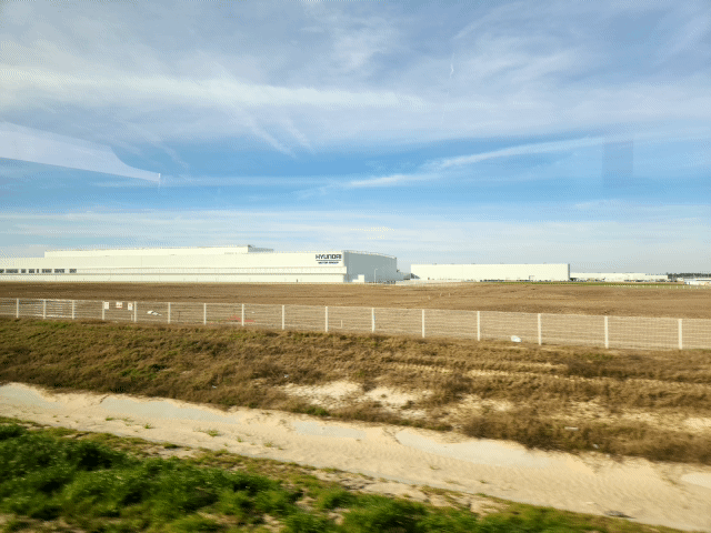 [엘라벨(미 조지아)=뉴시스] 유희석 기자 = 지난 27일(현지시간) '제네시스 드라이브'라는 이름의 공장 진입로에서 바라본 현대차그룹 메타플랜트 아메리카(HMGMA) 전경. 2025.03.30 photo@newsis.com