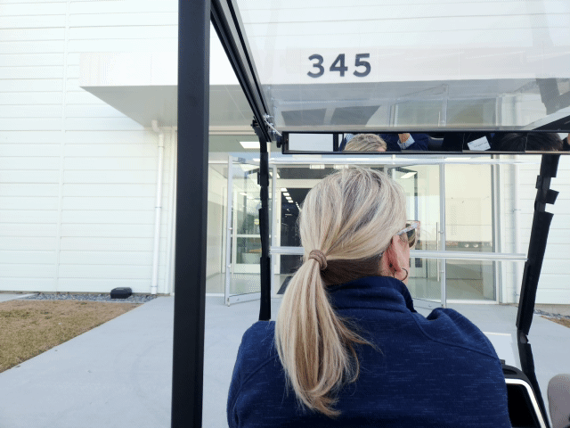 [엘라벨(미 조지아)=뉴시스] 유희석 기자 = HMGMA 공장 내부로 전동 카트가 진입하는 모습. 여의도 4배에 달하는 HMGMA에서는 전동 카트를 이용해 이동해야 하며, 공장 내부도 카트 진입이 가능하다. 2025.03.30 photo@newsis.com