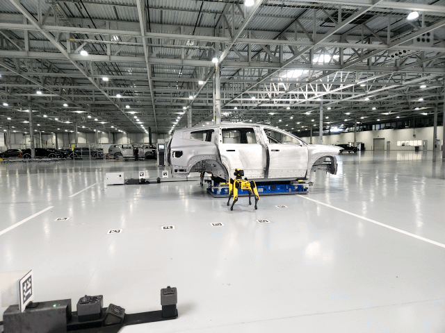 [엘라벨(미 조지아)=뉴시스] 유희석 기자 = 현대차그룹 메타플랜트 아메리카(HMGMA) 의장 공장에서 보스턴 다이내믹스의 로봇 개 '스팟(SPOT)'이 스스로 움직이며 차제를 검사하고 있는 모습. 2025.03.30 photo@newsis.com