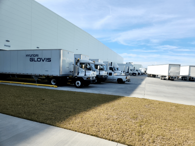 [엘라벨(미 조지아)=뉴시스] 유희석 기자 = 현대차그룹 메타플랜트 아메리카(HMGMA) 물류를 담당하는 현대글로비스 수송 트럭들이 줄지어 선 모습. 2025.03.30 photo@newsis.com