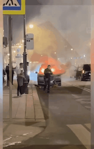 현지시간으로 29일 밤 러시아 모스크바 크렘린궁 인근의 연방보안국 청사 앞 도로에 주차돼 있던 리무진 차량인 ‘아우루스 세나트’가 불길에 휩싸였다. 텔레그램 채널 바자 제공