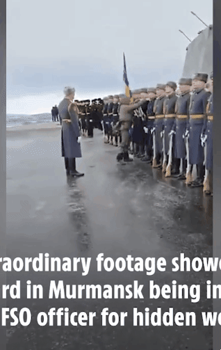 현지시간으로 지난 27일 러시아 연방경호국(FSO) 요원들이 무르만스크 경비대 군인들의 신체를 수색하는 모습. 영국 더 선 제공