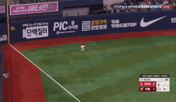 에레디아의 송구 실책에 이주형이 2루까지 파고들고 있다. /사진=TVING(티빙) 영상 제공