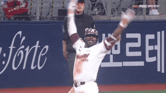 28일 키움전에서 6회말 최지훈이 키움 푸이그의 2루타 때 안일한 송구로 3루 진루를 허용하고 있다. /사진=TVING(티빙) 영상 제공