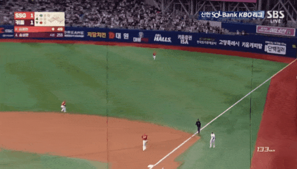 29일 키움전에서 4회말 하재훈이 포구 실책으로 송성문에게 2루 진루를 허용하고 있다. /사진=TVING(티빙) 영상 제공
