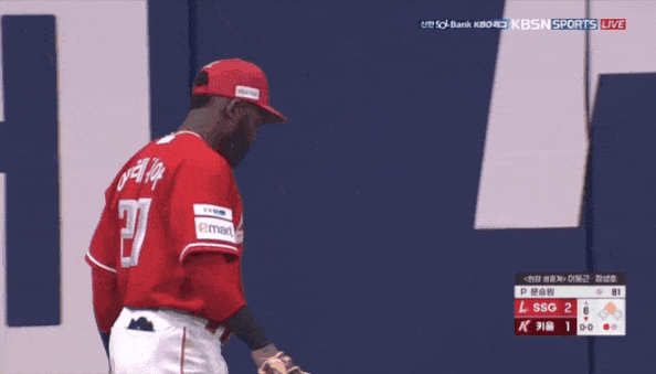 30일 키움전 실책 후 아쉬워하는 에레디아. /사진=TVING(티빙) 영상 제공