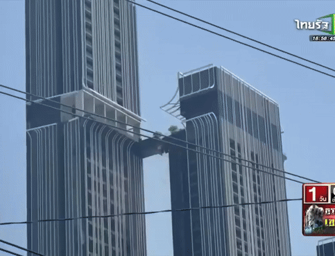 지난달 28일(현지 시각)) 미얀마 강진으로 태국 방콕에도 여진이 이어지는 가운데, 한 한국인 남성이 무너진 구름다리를 넘어 가족에게 달려가고 있다. 사진=타이랏TV 캡처