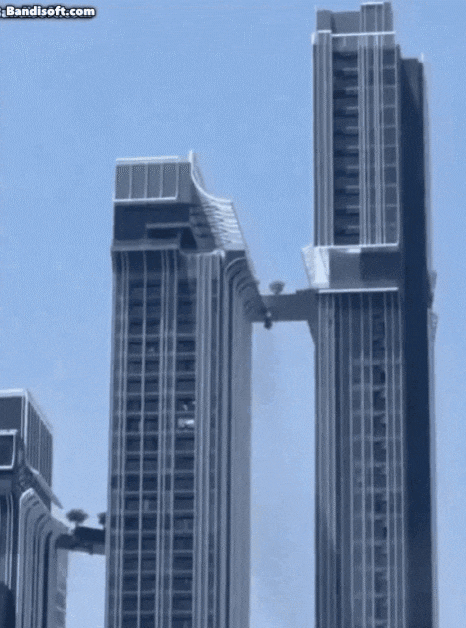 미얀마에서 발생한 7.7 강진으로 인해 태국 방콕의 건물이 흔들렸을 당시, 한 한국인 남성이 아내와 딸이 있는 다른 건물로 이동하기 위해 무너지는 고층 빌딩 연결 다리를 뛰어넘는 모습이 공개돼 화제를 모았다. [사진=유튜브 채널 '타이라스 TV'/온라인 커뮤니티]