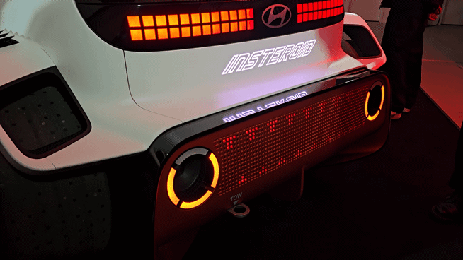 현대차 디자인 콘셉트카 '인스터로이드' 후면부에 부착된 애니메이션 보드. [사진=김종성 기자]