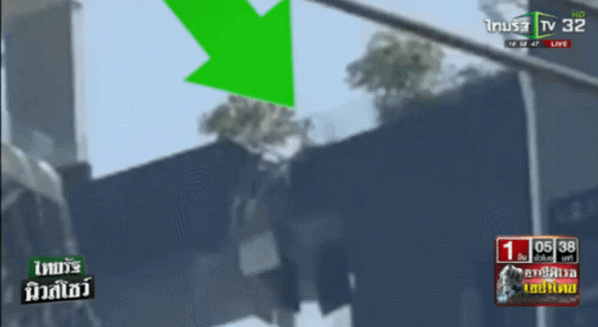 태국 방콕의 한 고층건물에서 끊어지는 구름다리를 건너는 권영준씨. 타이랏TV 유튜브 캡처