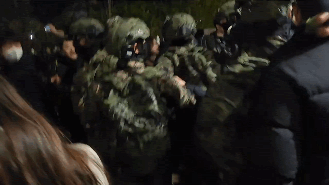 4일 오전 0시58분 서울 여의도 국회의사당 담장을 넘어가려는 군병력을 시민들이 막고 있다. /사진=송정현 기자