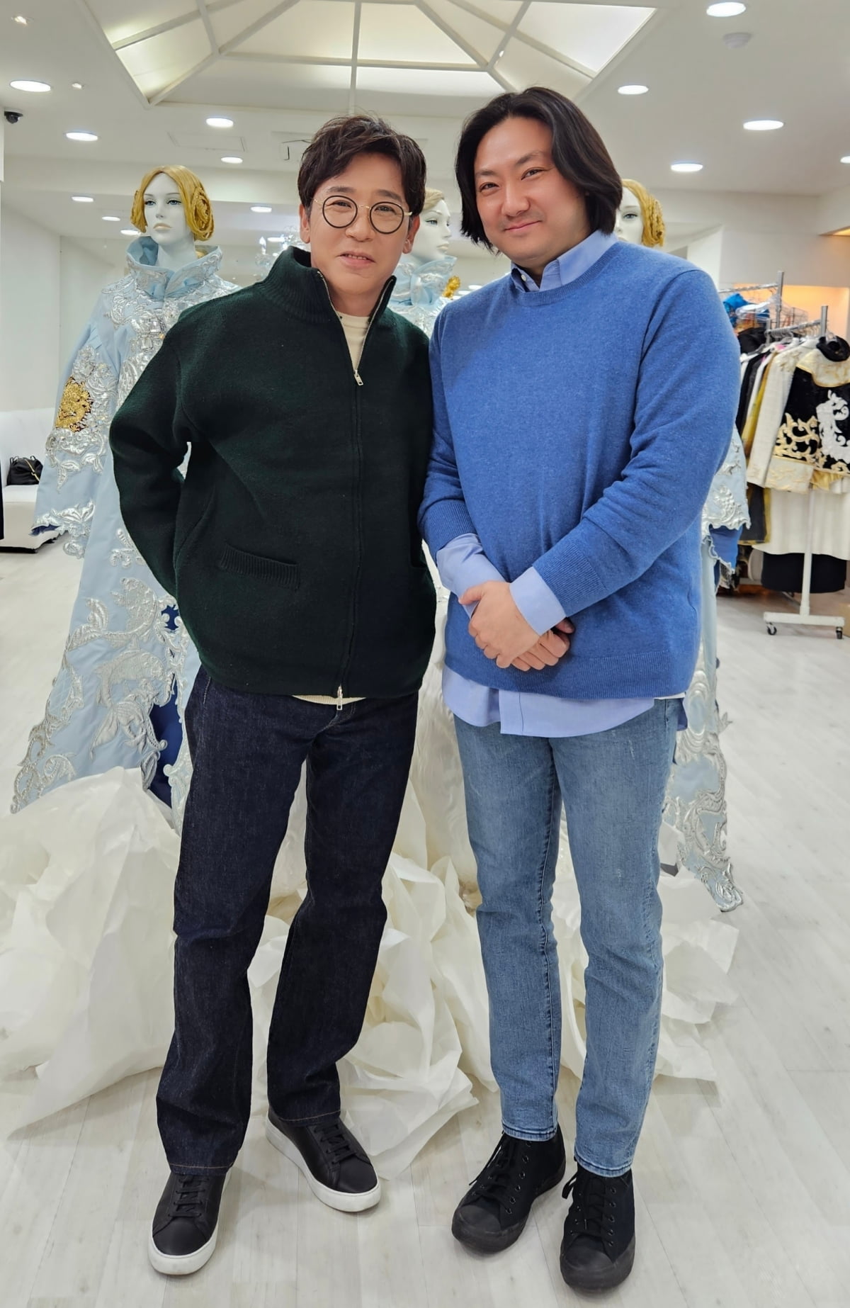 윤스토리엔터테인먼트 이미지