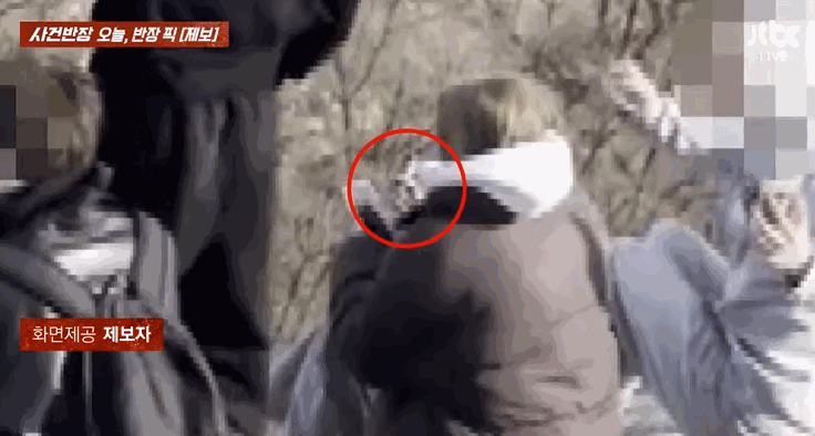 북한산 백운대에 모여 앉아 흡연하는 외국인들. 〈영상=JTBC '사건반장'〉