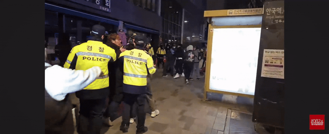 1일 오후 서울 종로구 안국역 인근에서 보수 유튜버 유모씨가 탄핵 찬성 시위대를 향해 폭력을 휘두르고 있다. 유튜브 0824TV 제공