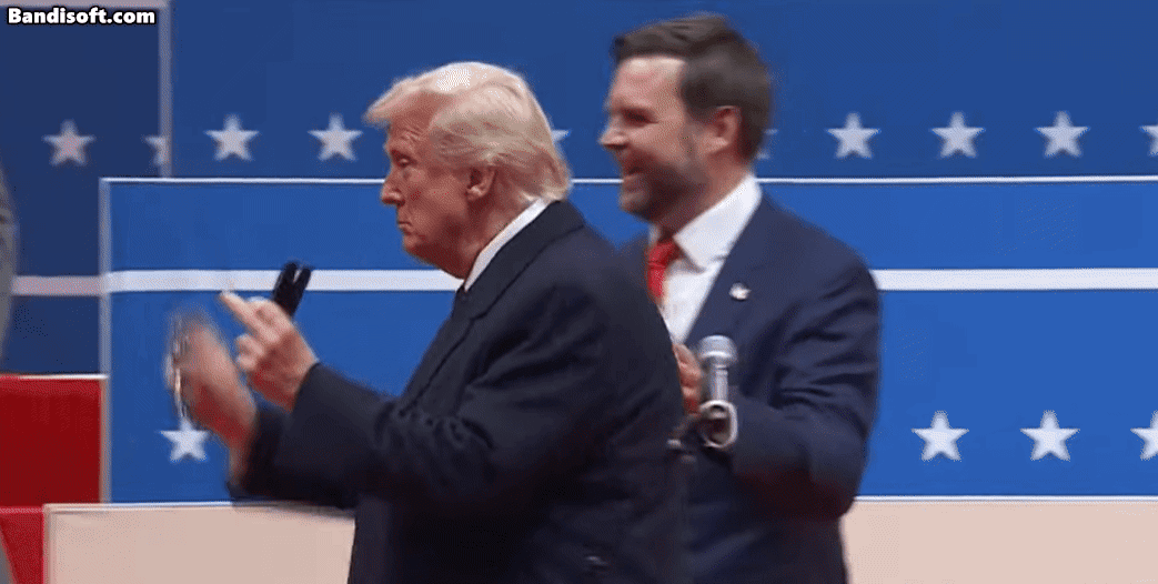 지난 1월 20일(현지시간) 미국 제 47대 대통령 취임식 날 도널드 트럼프 미국 대통령이 워싱턴 DC ‘캐피털 원 아레나’ 경기장에 마련된 책상에 앉아 행정명령에 무더기로 서명한 뒤 서명에 사용한 펜을 지지자들에게 선물로 던지고 있다. [유튜브 캡처]